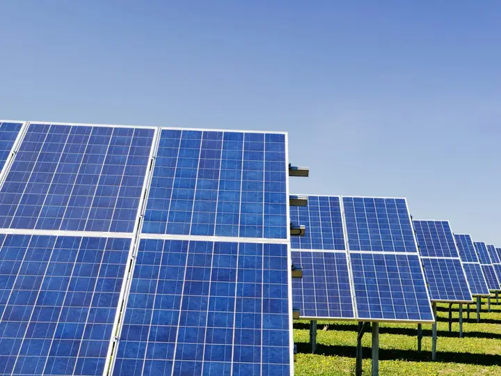 Fileiras de placas solares sob o céu azul